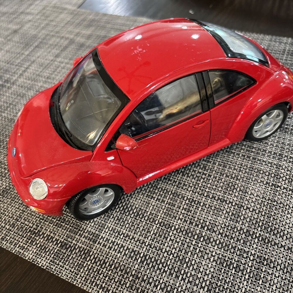 Maisto Special Edition Volkswagen New Beetle 1/18 Scale Diecast Red Display Car